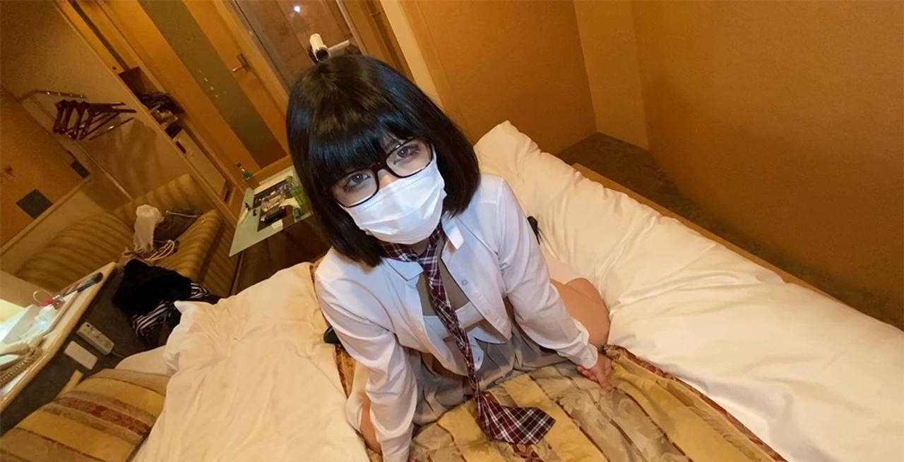 FC2-PPV 【初撮り】小悪魔的眼镜美女に