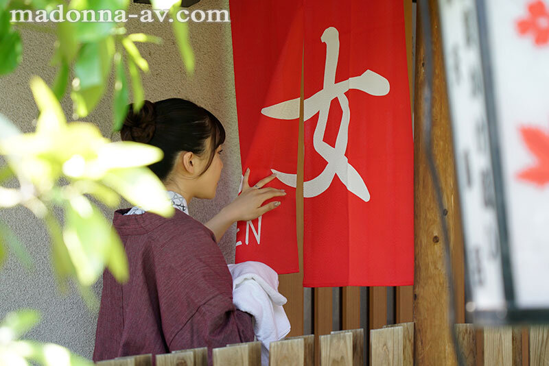 一乃あおい(一乃葵)作品JUQ-973发布！只给G奶妻子一条毛巾，要她进入全是变态男子的男汤看看-图片2