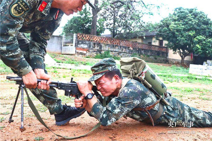 火焰喷射器钢瓶被子弹击中会爆炸吗？