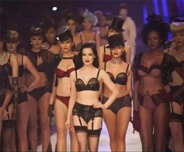 Dita Von Teese：47岁的她，是世界上所有成年男性最魂牵梦绕的女人