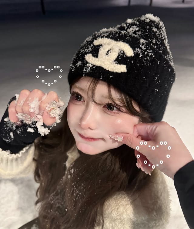 樱花妹分享《可爱捏照引起效仿潮》！但流行的是「捏宠物的脸颊」不是人的...