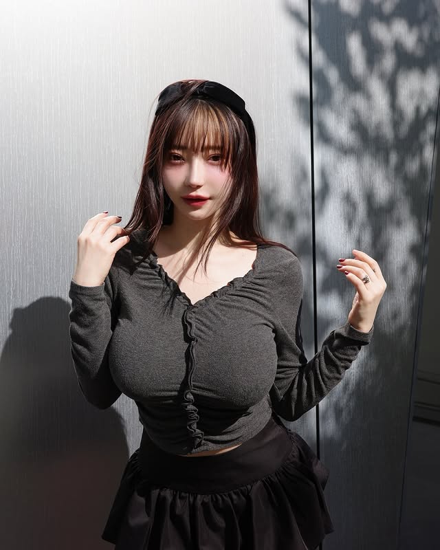 暗黑系美女《モデルh_a_c_a_》胸前展现艺术氛围！高挑蜜大腿简直是完美！