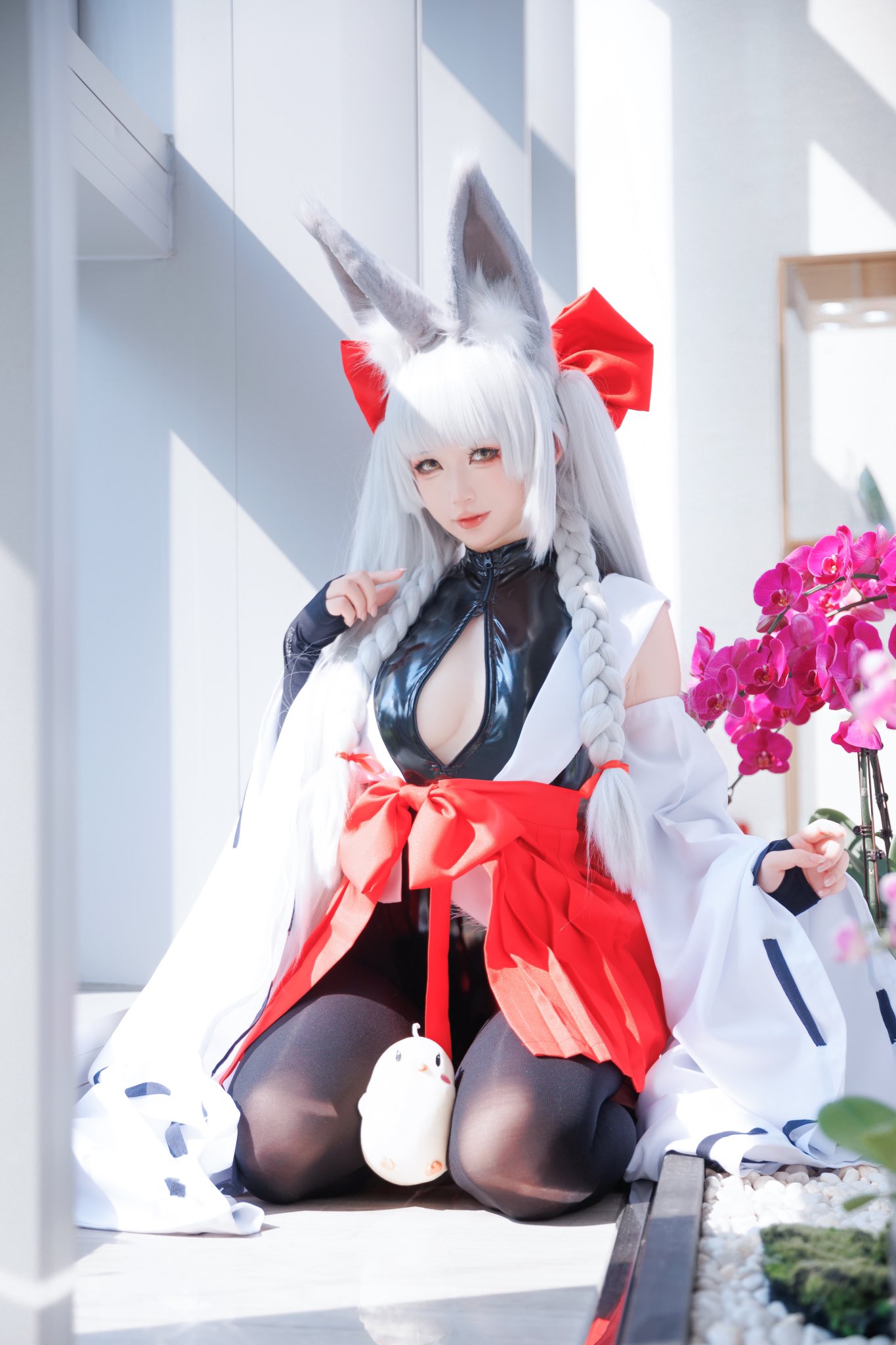 挑衅眼神在撩人！Coser《樱落Selena》巨乳美尻大胆秀、大腿抹油太涩气！