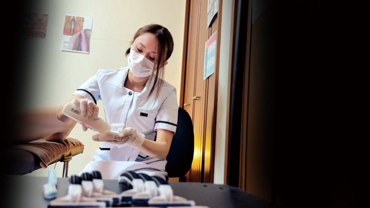 【影片】引退后下马！147小只女《小鸠咲楽》咖啡馆老板娘FC2！