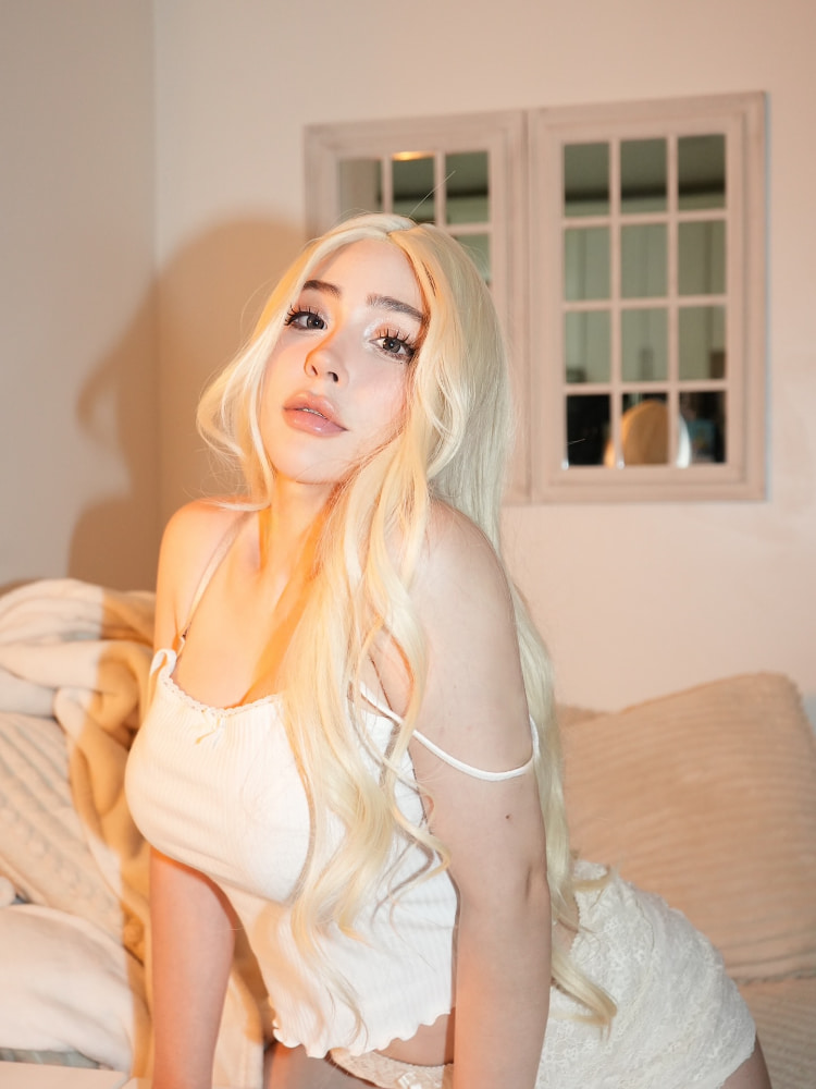 【上车】400万TikTok网红《Hannapunzell》雪白辣体全解禁!