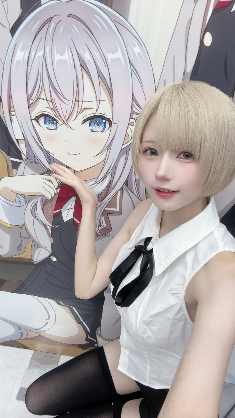 Coser真实还原《沉默之丘f》深水雏子！随手拿武器给人最强女高中生氛围！