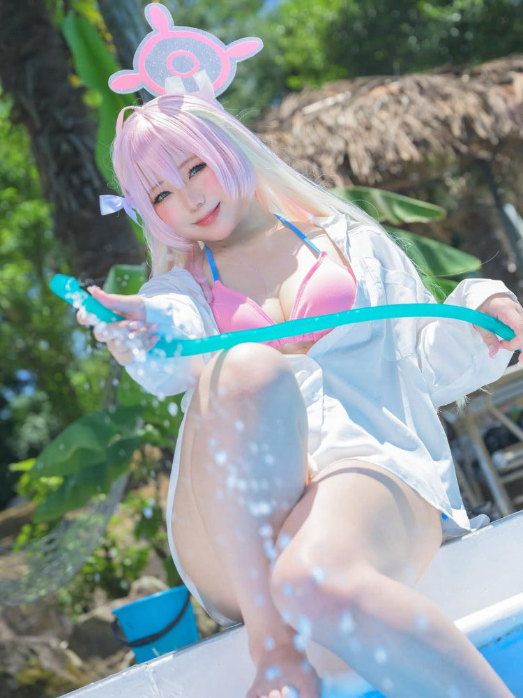 有肉最美！Coser《莓华》摄影会展现「肉感火辣」让人眼睛移不开她！