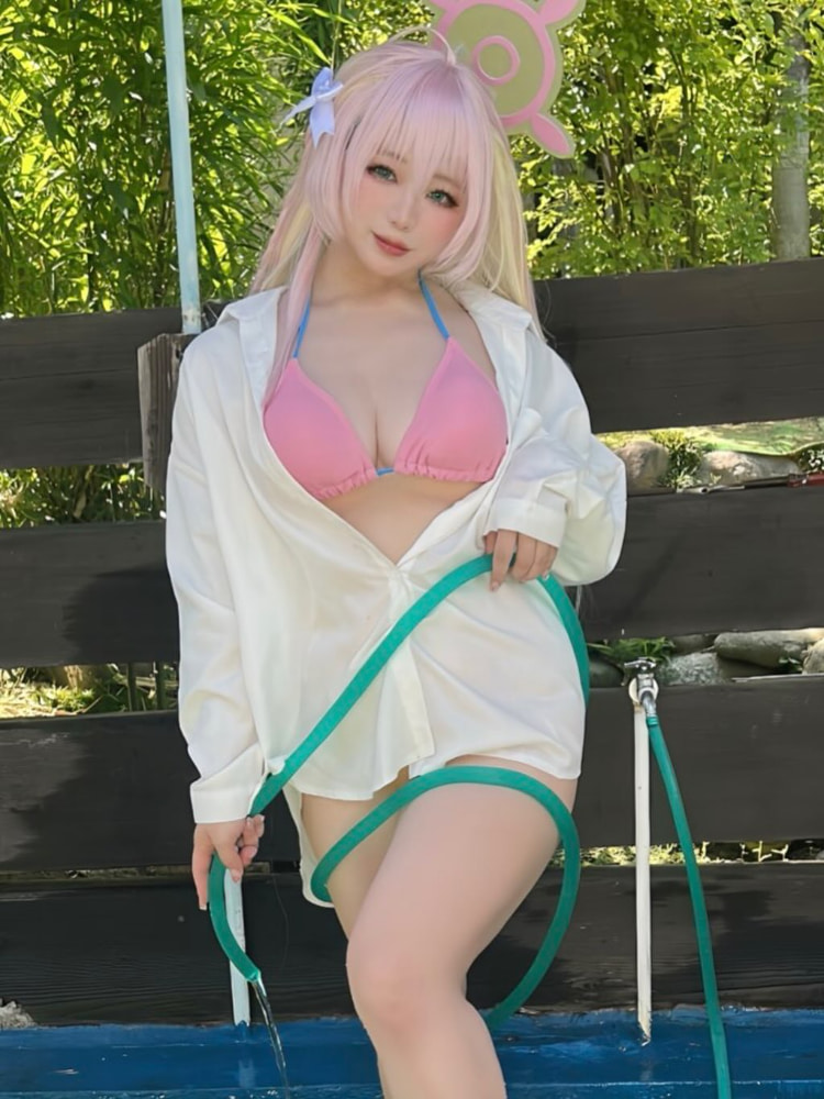 有肉最美！Coser《莓华》摄影会展现「肉感火辣」让人眼睛移不开她！