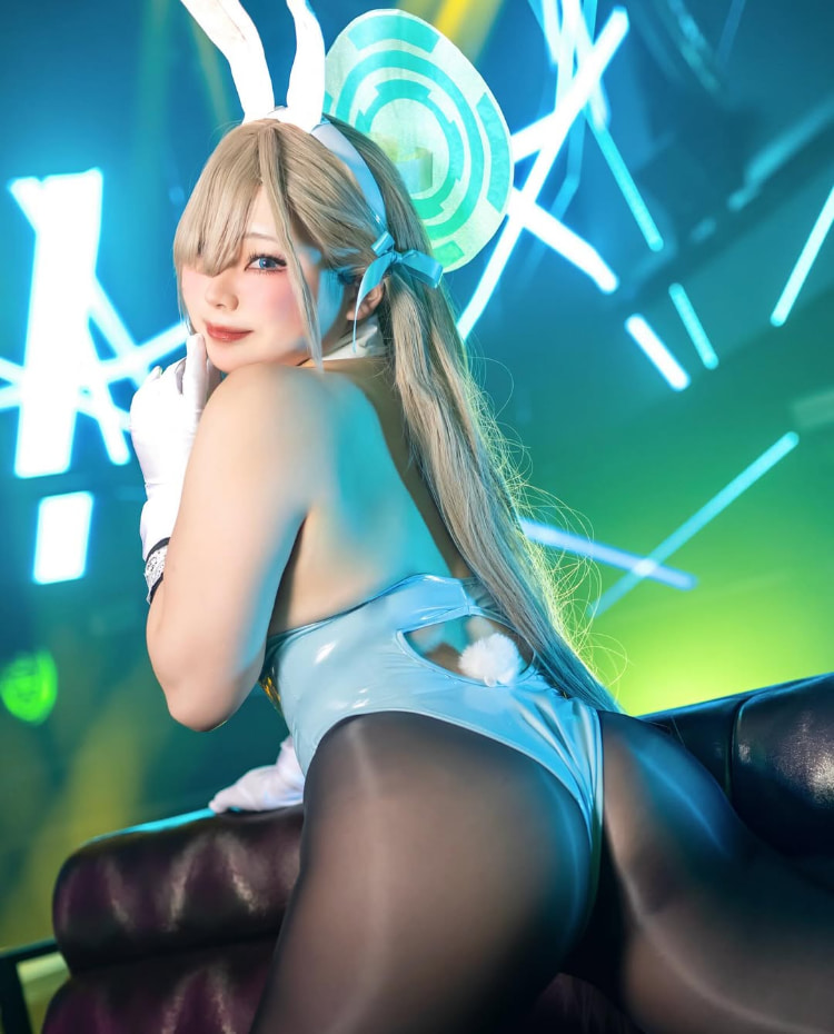 有肉最美！Coser《莓华》摄影会展现「肉感火辣」让人眼睛移不开她！