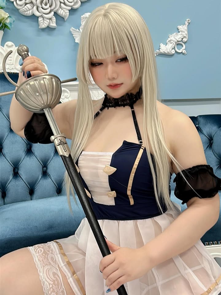 有肉最美！Coser《莓华》摄影会展现「肉感火辣」让人眼睛移不开她！