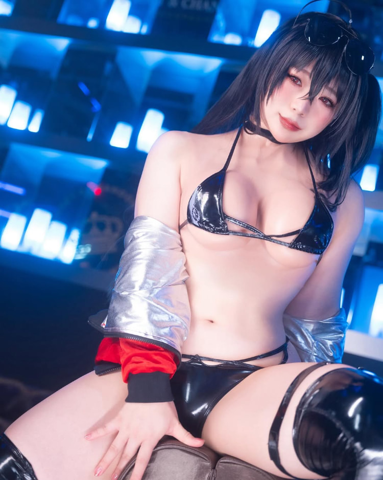 有肉最美！Coser《莓华》摄影会展现「肉感火辣」让人眼睛移不开她！