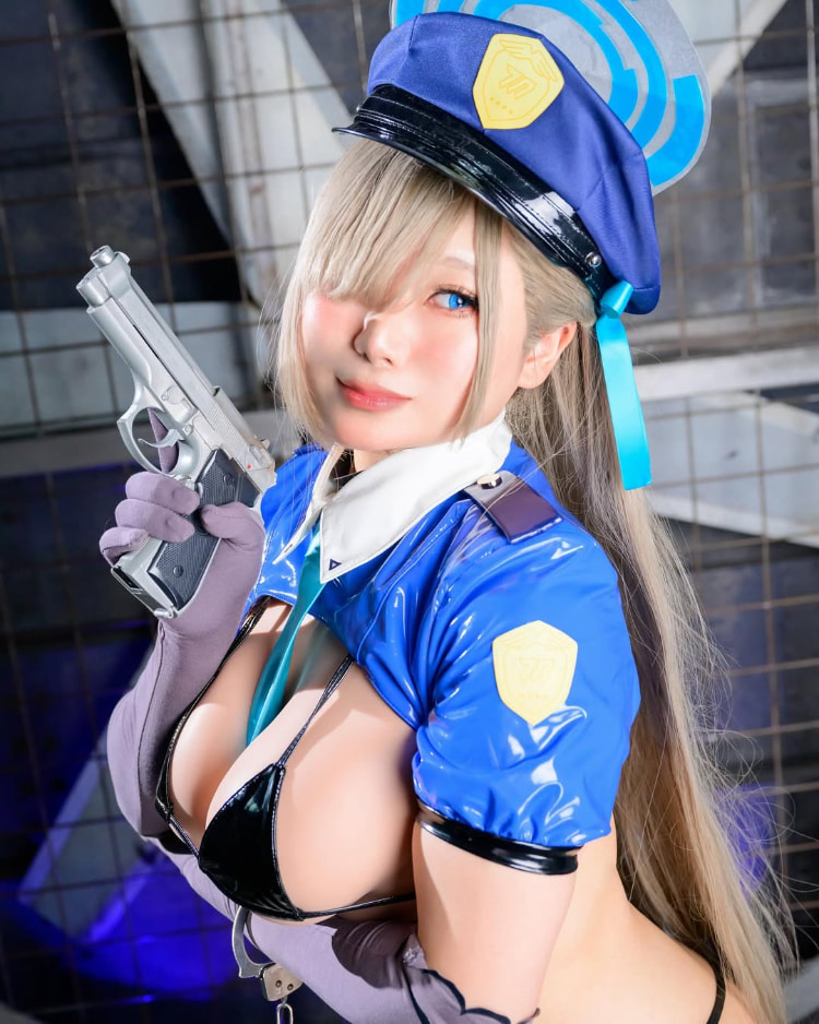 有肉最美！Coser《莓华》摄影会展现「肉感火辣」让人眼睛移不开她！