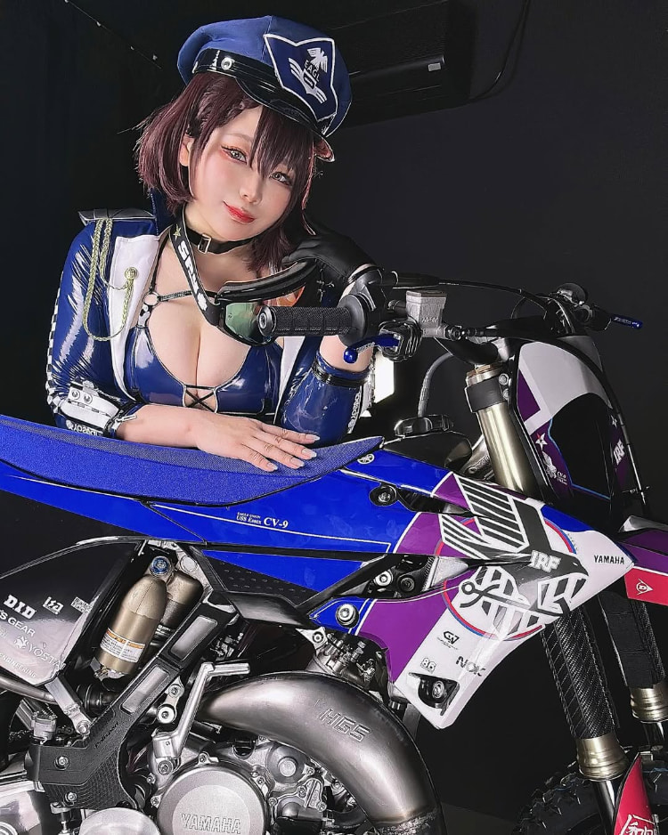 有肉最美！Coser《莓华》摄影会展现「肉感火辣」让人眼睛移不开她！