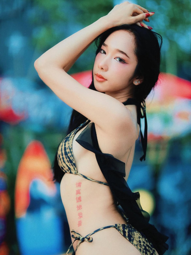 纤细的美女《kalyanat.ss》有如人体模特般的完美体态！