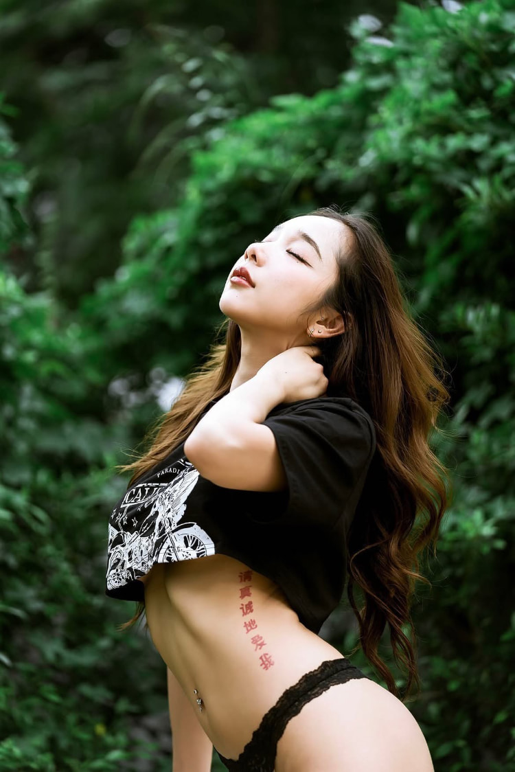 纤细的美女《kalyanat.ss》有如人体模特般的完美体态！