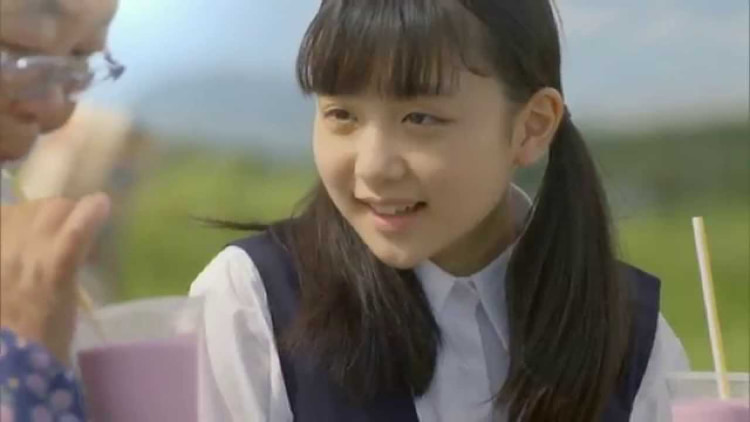 10岁出道的美女《渡辺优奈》成年后首次写真封面！大胆露出她的双峰！