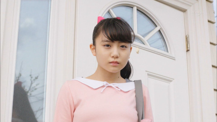 10岁出道的美女《渡辺优奈》成年后首次写真封面！大胆露出她的双峰！