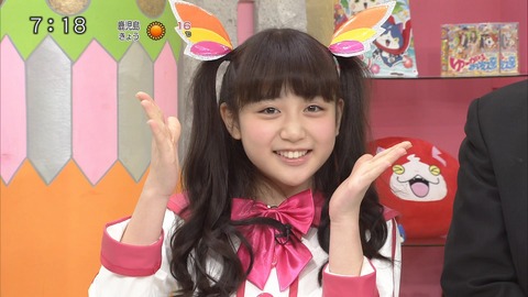 10岁出道的美女《渡辺优奈》成年后首次写真封面！大胆露出她的双峰！