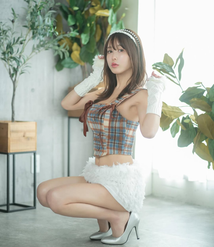 眼神迷离、中路大开！美胸美女《いくみ》色气撩拨让人全身着火！