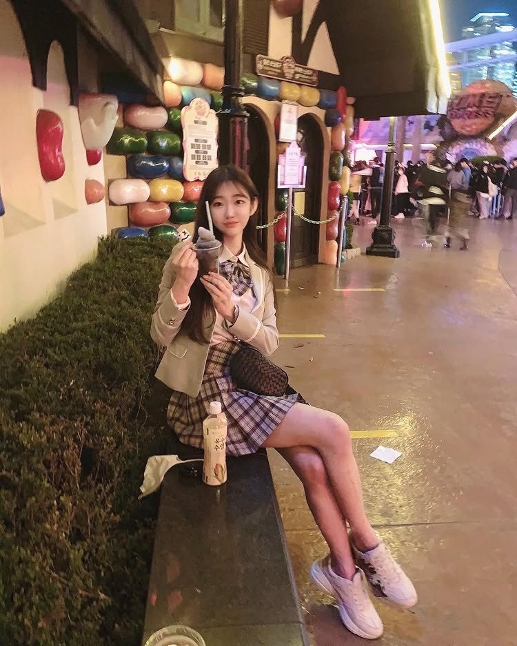 美丽的有料画家《둘기얏1004yyyyyy》热爱记录生活！好身材衬托美景！