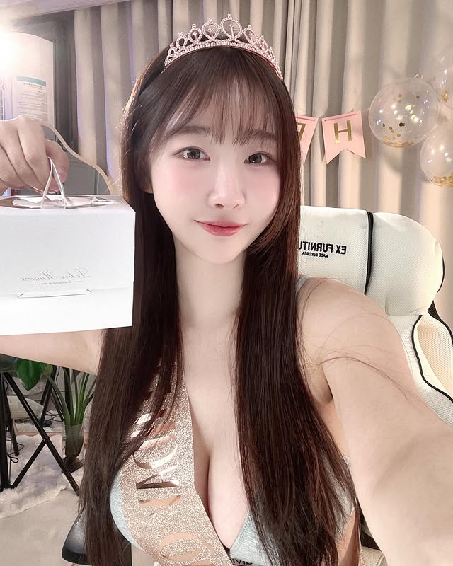 美丽的有料画家《둘기얏1004yyyyyy》热爱记录生活！好身材衬托美景！