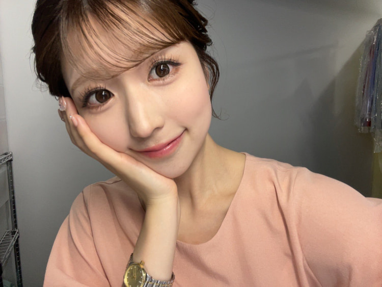 网友忍不住反覆看！爆红女主播《小林李衣奈》看到烟火反应呆萌超可爱！