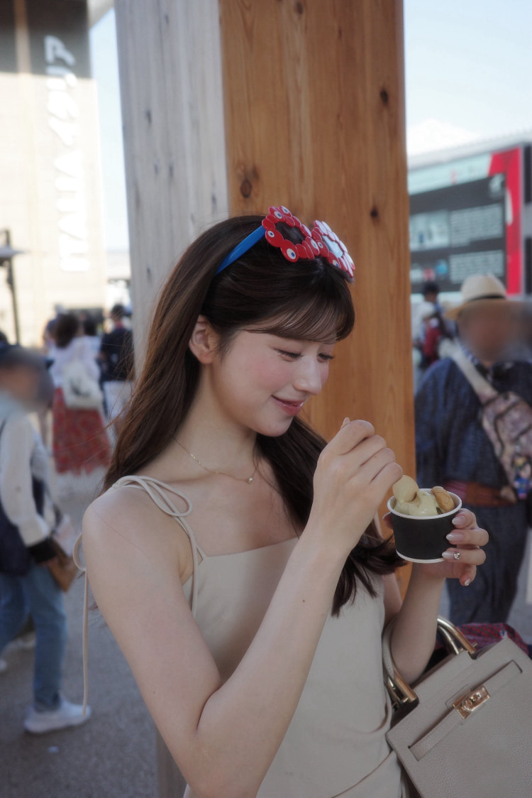 网友忍不住反覆看！爆红女主播《小林李衣奈》看到烟火反应呆萌超可爱！