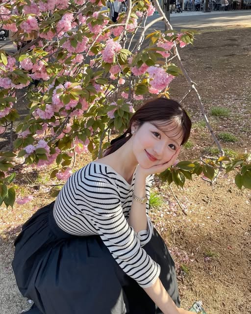 网友忍不住反覆看！爆红女主播《小林李衣奈》看到烟火反应呆萌超可爱！