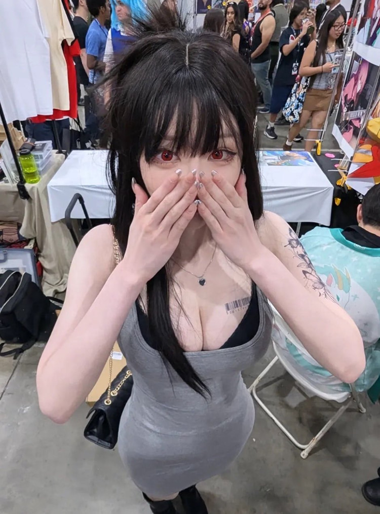 自己创的角色自己来！美女绘师《ruca》精准还原二次元巨乳美角！