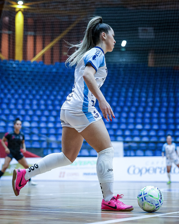 【上车】巴西女足球员《Marcela Soares》拍OnlyFans「收入增100倍」竟遭球队开除！