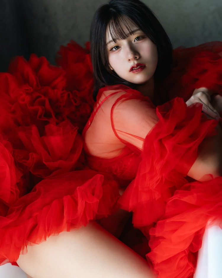 《髙峰じゅり》肉感童颜又带点美艷成熟！巨乳奶香的纯欲风格！