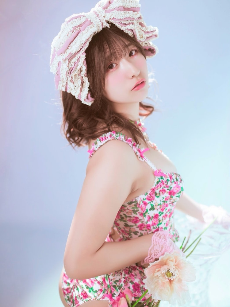 《髙峰じゅり》肉感童颜又带点美艷成熟！巨乳奶香的纯欲风格！