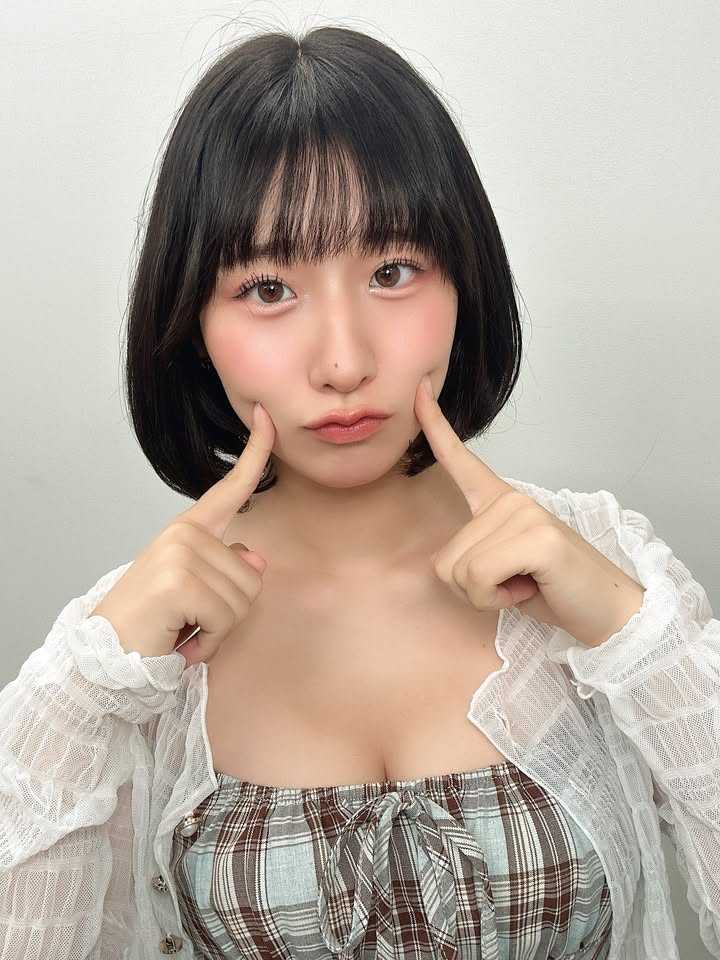 《髙峰じゅり》肉感童颜又带点美艷成熟！巨乳奶香的纯欲风格！