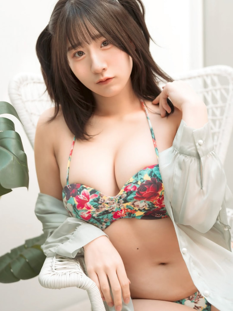 《髙峰じゅり》肉感童颜又带点美艷成熟！巨乳奶香的纯欲风格！