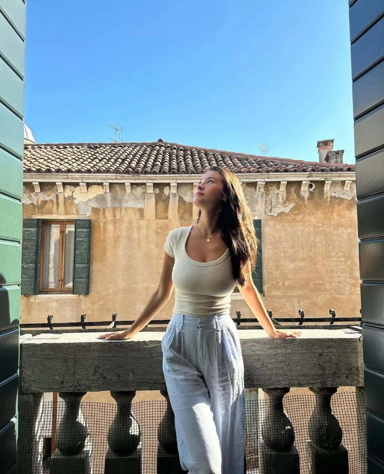 港德混血《Anna Tsai》住在夏威夷的美女！健康麦色衬托阳光气质！