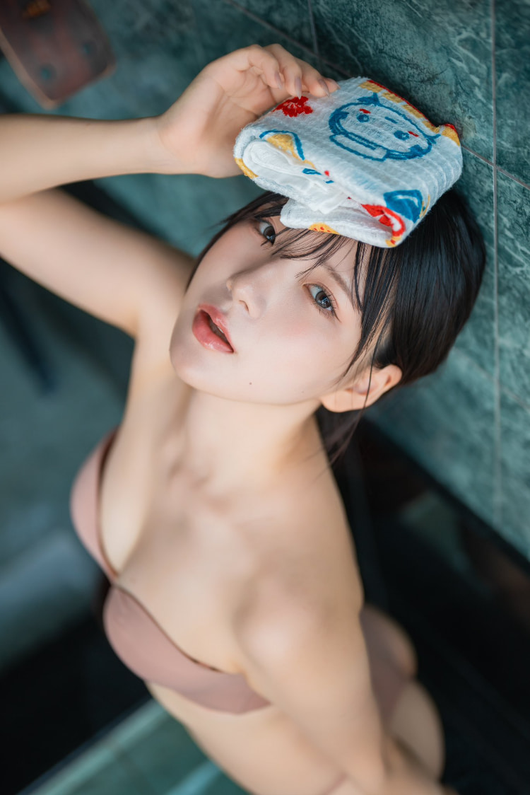 女大生《けとる》因兴趣而做写真模特！大方展现香嫩蜜桃！