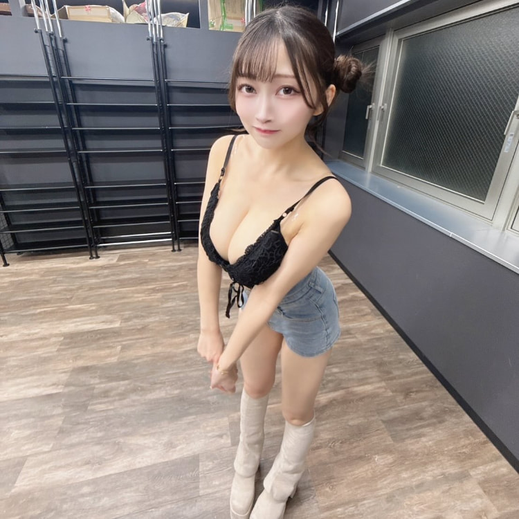 太「凶萌」！甜美偶像《Benjamin パクチー》清凉「Ｊ爆乳」逛街引起争议！