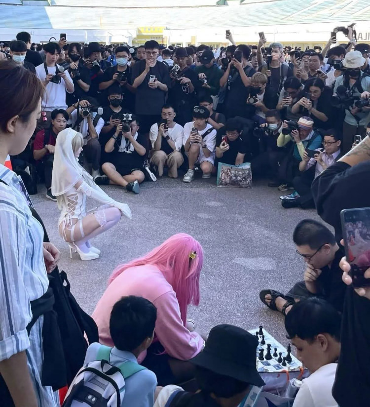 《开拓动漫祭》反差同框「小孤独对比辣妹圣女」，孤独下棋另外一个注目焦点！