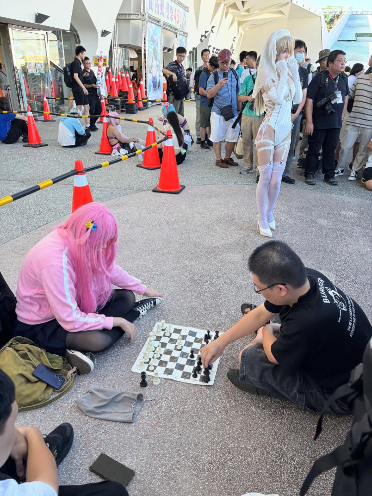 《开拓动漫祭》反差同框「小孤独对比辣妹圣女」，孤独下棋另外一个注目焦点！