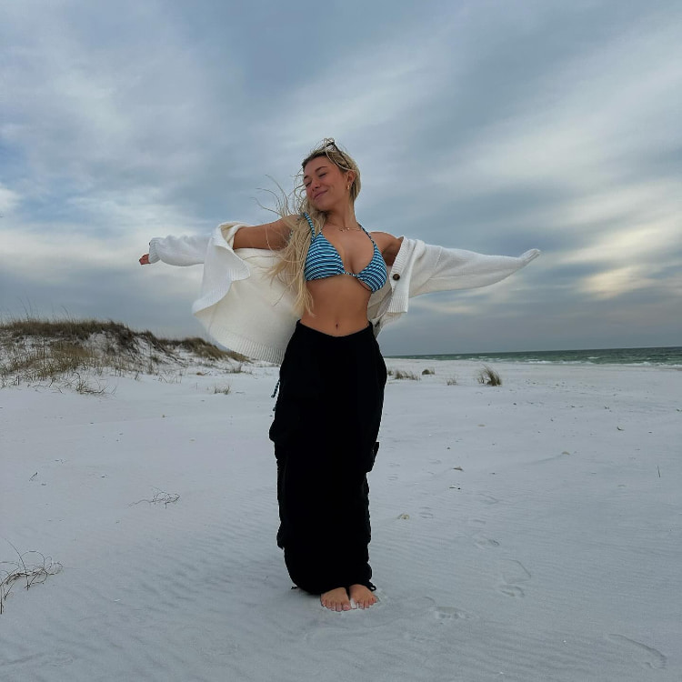 健康美女《sara brooks》健康肤色搭奶超有型！最爱比基尼的天然网红！