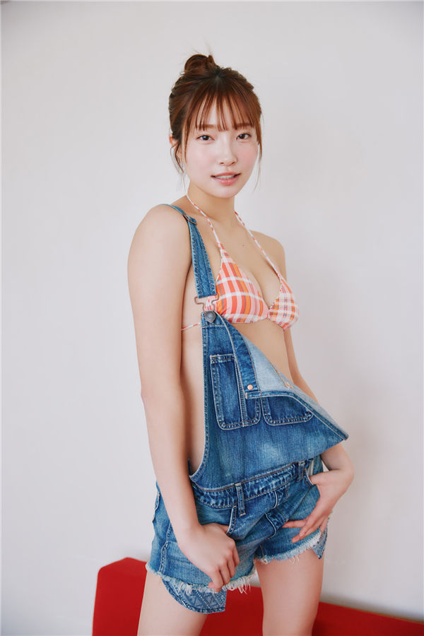 电眼迷人《里仲菜月》纯欲感魅力十足！修长好身材性感又撩人！