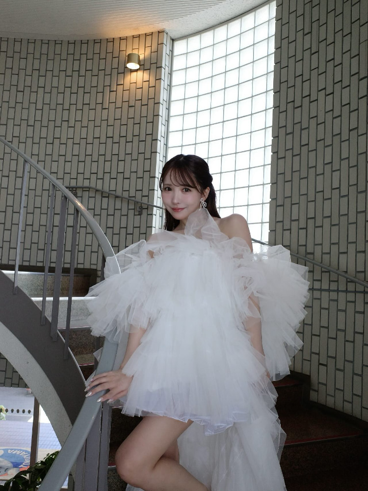 《三上悠亚穿婚纱被骂》到底算不算职业歧视？