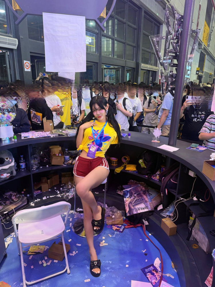 韩国COS《야살 Yasal》认真营业被投诉：穿着太过暴露！