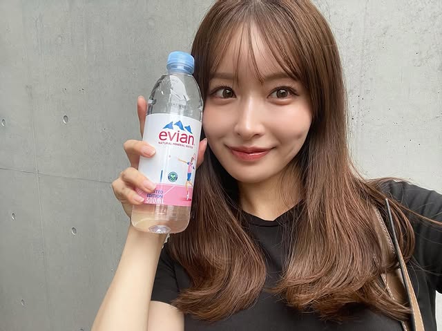 口罩系美女《新山桃子》摘下口罩号称「石原聪美」！网友辣评：真明星脸无误！