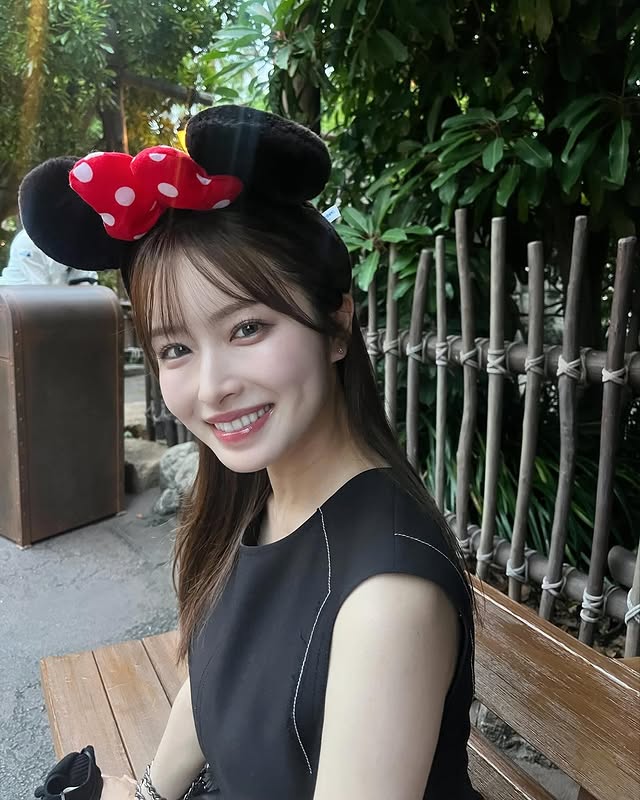 口罩系美女《新山桃子》摘下口罩号称「石原聪美」！网友辣评：真明星脸无误！