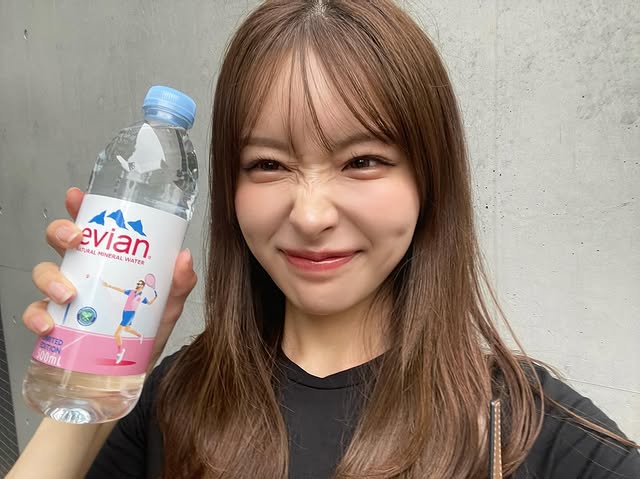 口罩系美女《新山桃子》摘下口罩号称「石原聪美」！网友辣评：真明星脸无误！