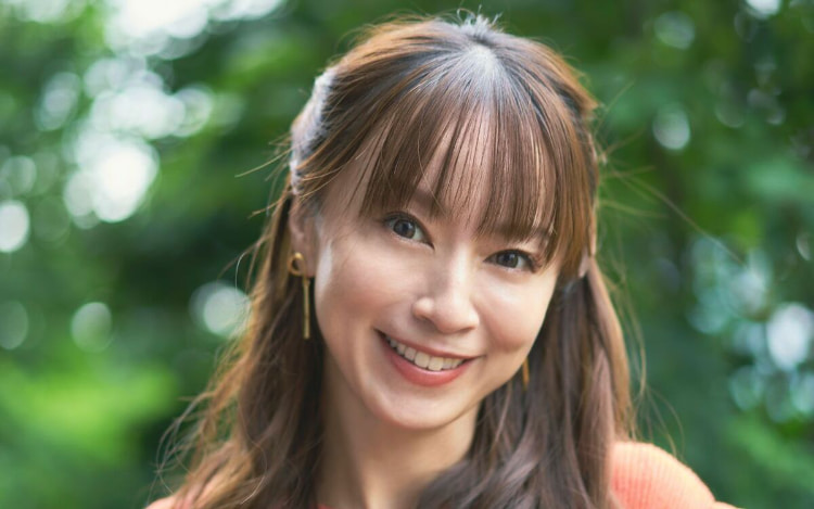 口罩系美女《新山桃子》摘下口罩号称「石原聪美」！网友辣评：真明星脸无误！