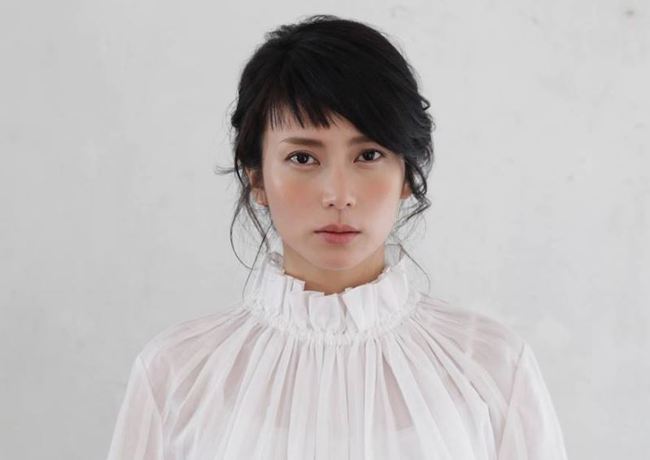 口罩系美女《新山桃子》摘下口罩号称「石原聪美」！网友辣评：真明星脸无误！