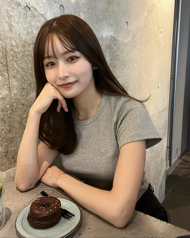 口罩系美女《新山桃子》摘下口罩号称「石原聪美」！网友辣评：真明星脸无误！