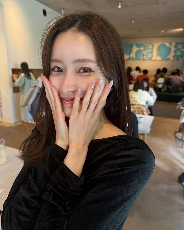 口罩系美女《新山桃子》摘下口罩号称「石原聪美」！网友辣评：真明星脸无误！